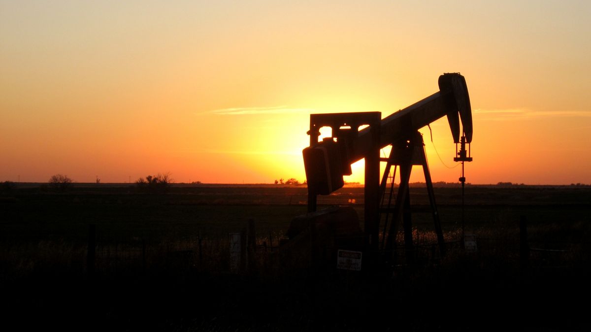 Noční můra těžařů se naplnila. Proč se ropa prodává za zápornou cenu?